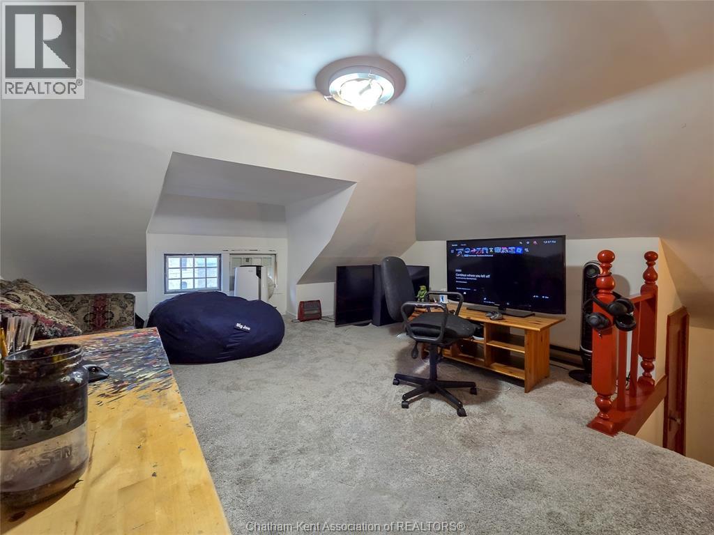 90 Stanley AVENUE — photo 37