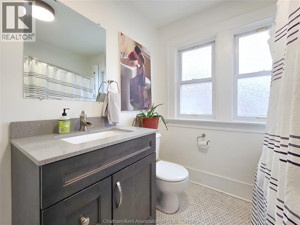 90 Stanley AVENUE - 39