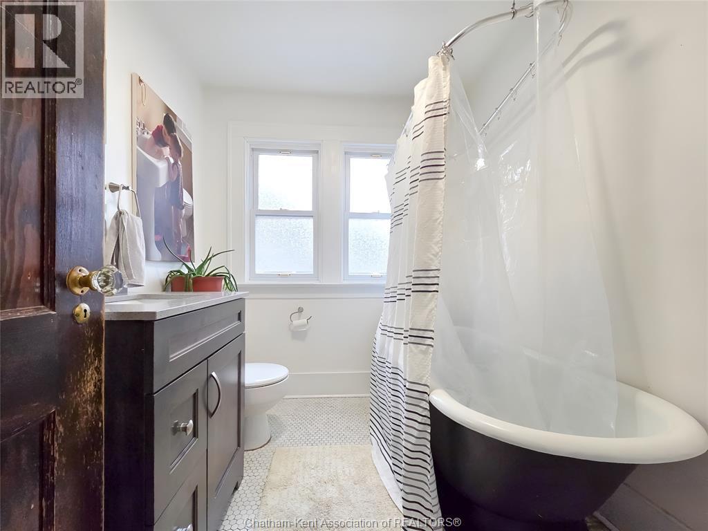 90 Stanley AVENUE — photo 40