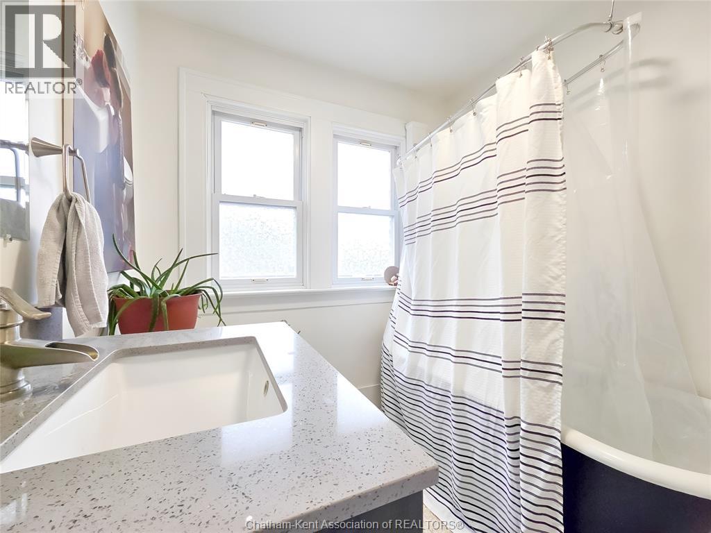 90 Stanley AVENUE — photo 42