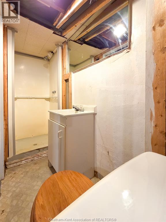 90 Stanley AVENUE - 44