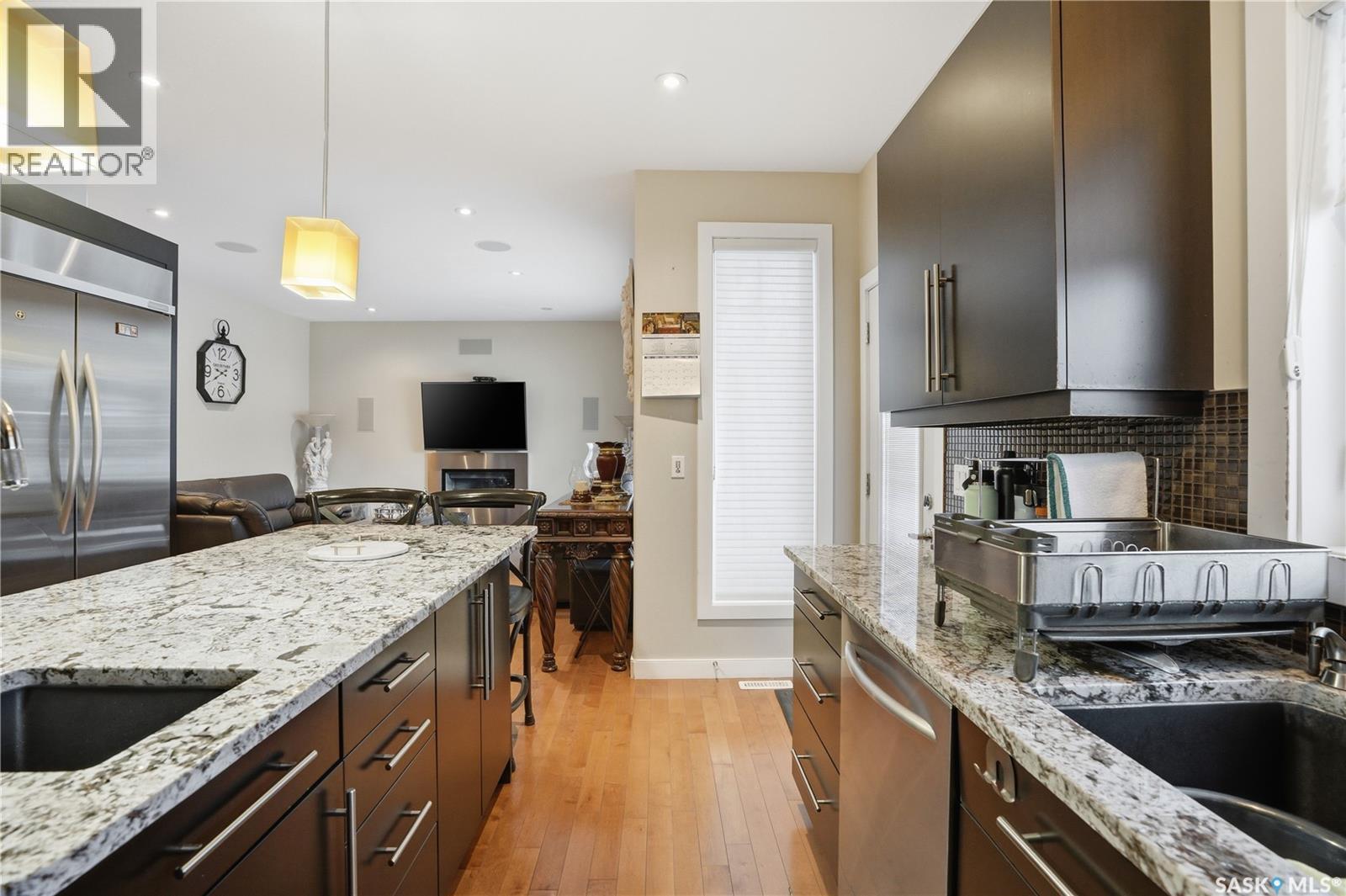 215 BEECHWOOD CRESCENT - 10