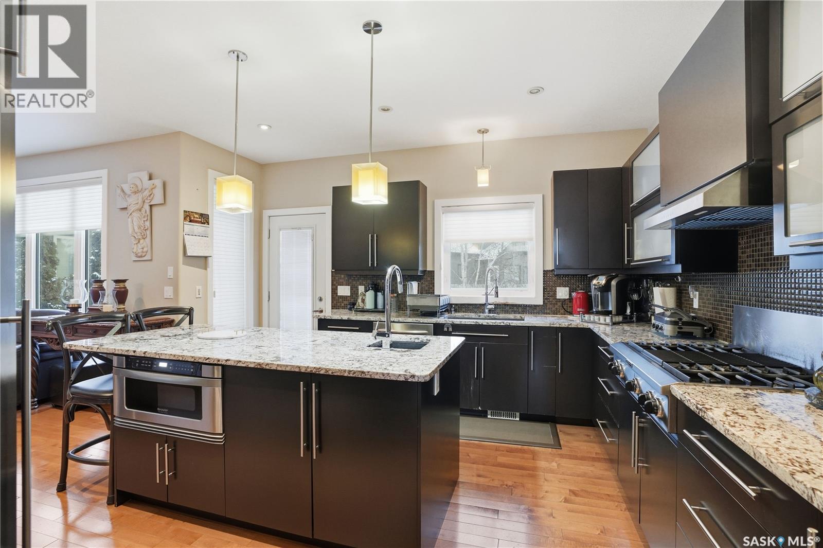 215 BEECHWOOD CRESCENT - 11