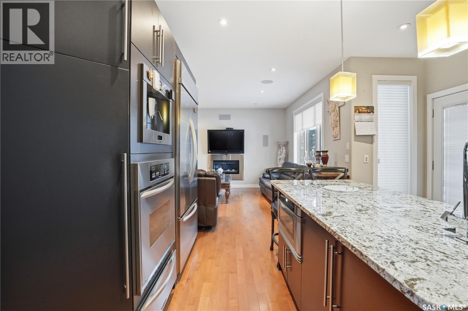 215 BEECHWOOD CRESCENT - 12