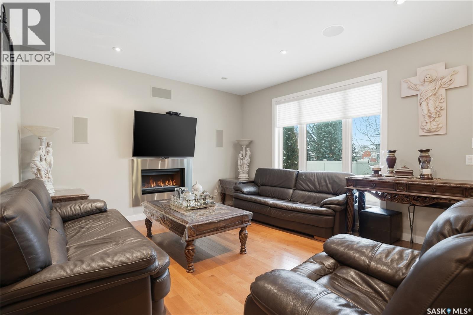 215 BEECHWOOD CRESCENT - 14