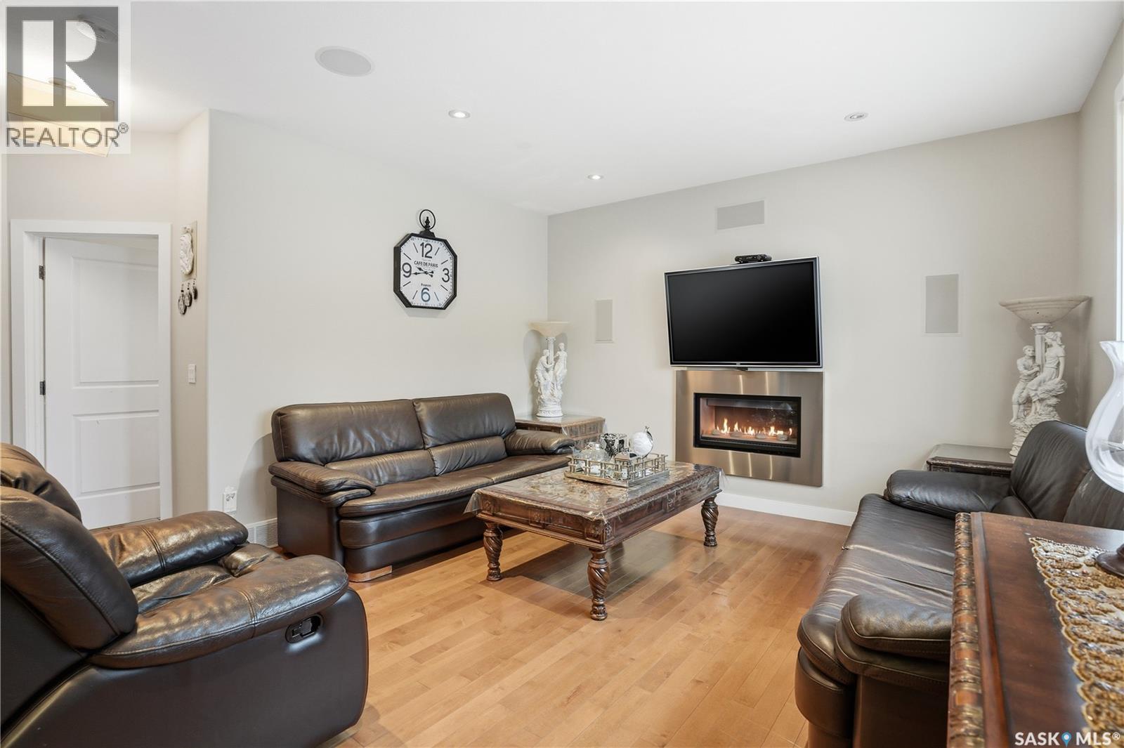 215 BEECHWOOD CRESCENT - 15