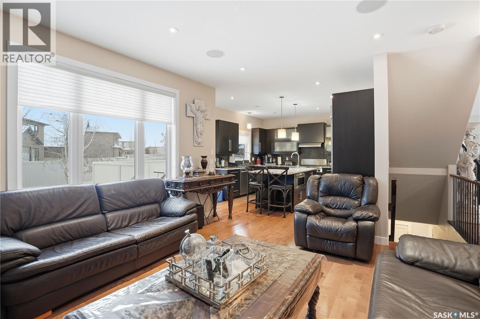 215 BEECHWOOD CRESCENT - 16