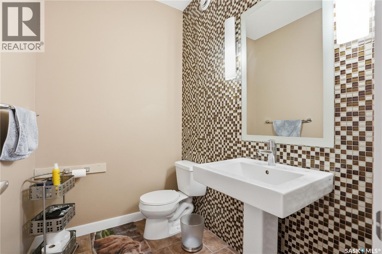 215 BEECHWOOD CRESCENT - 17