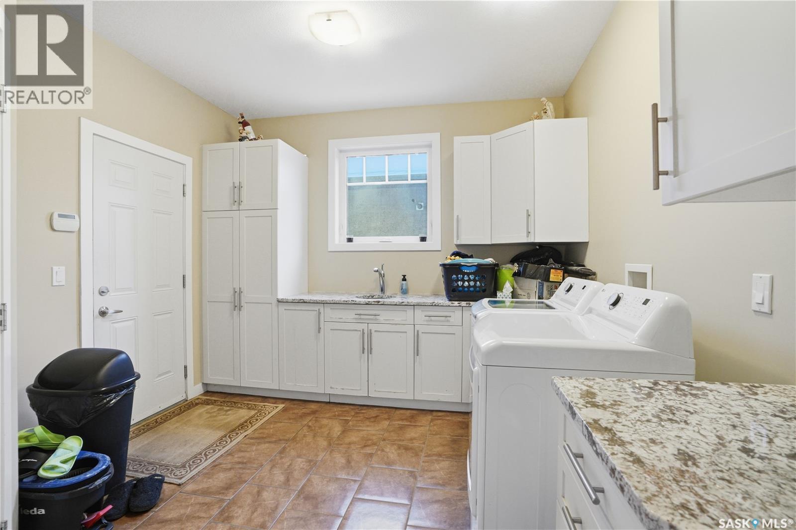 215 BEECHWOOD CRESCENT - 18