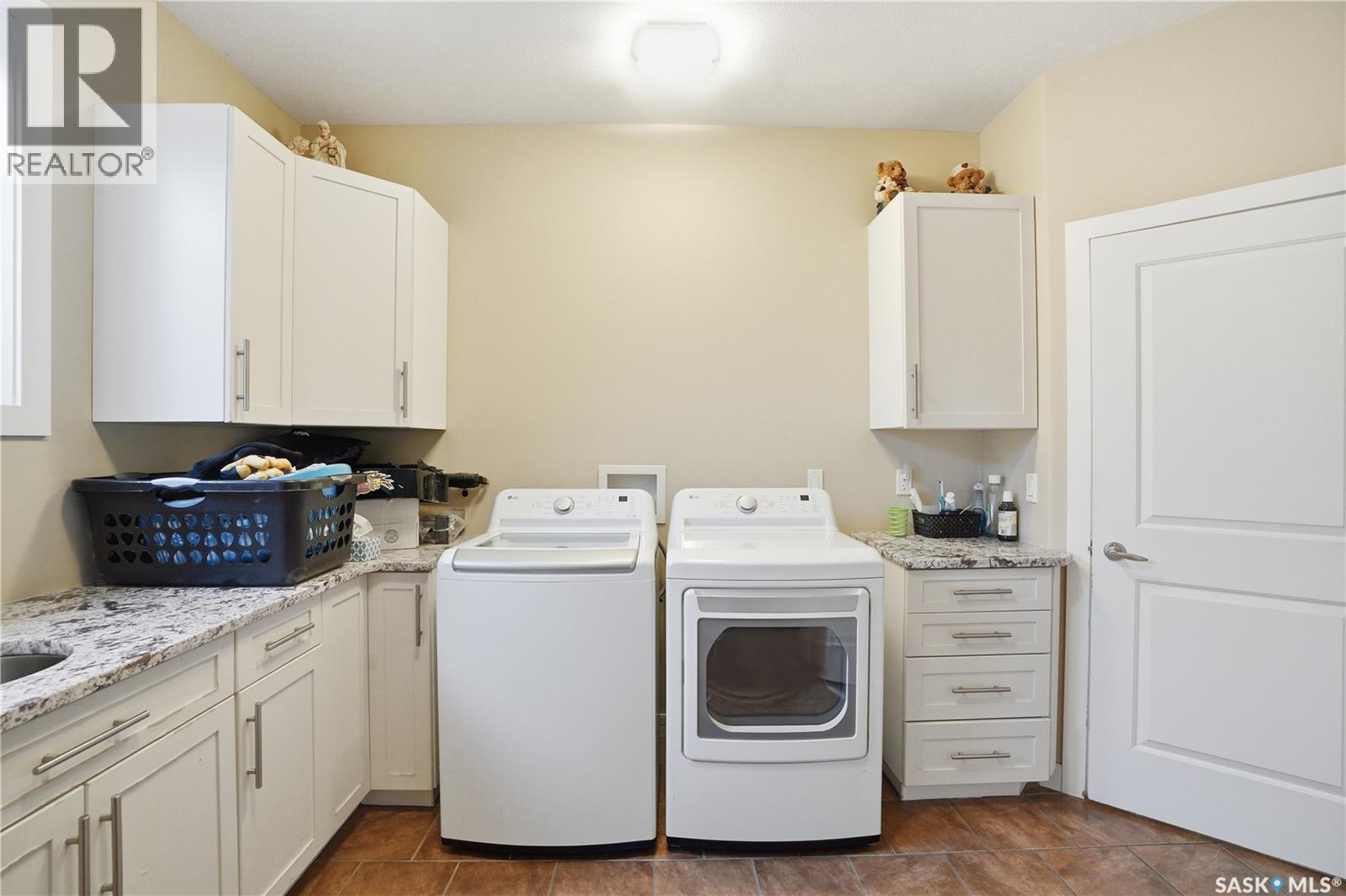 215 BEECHWOOD CRESCENT - 19