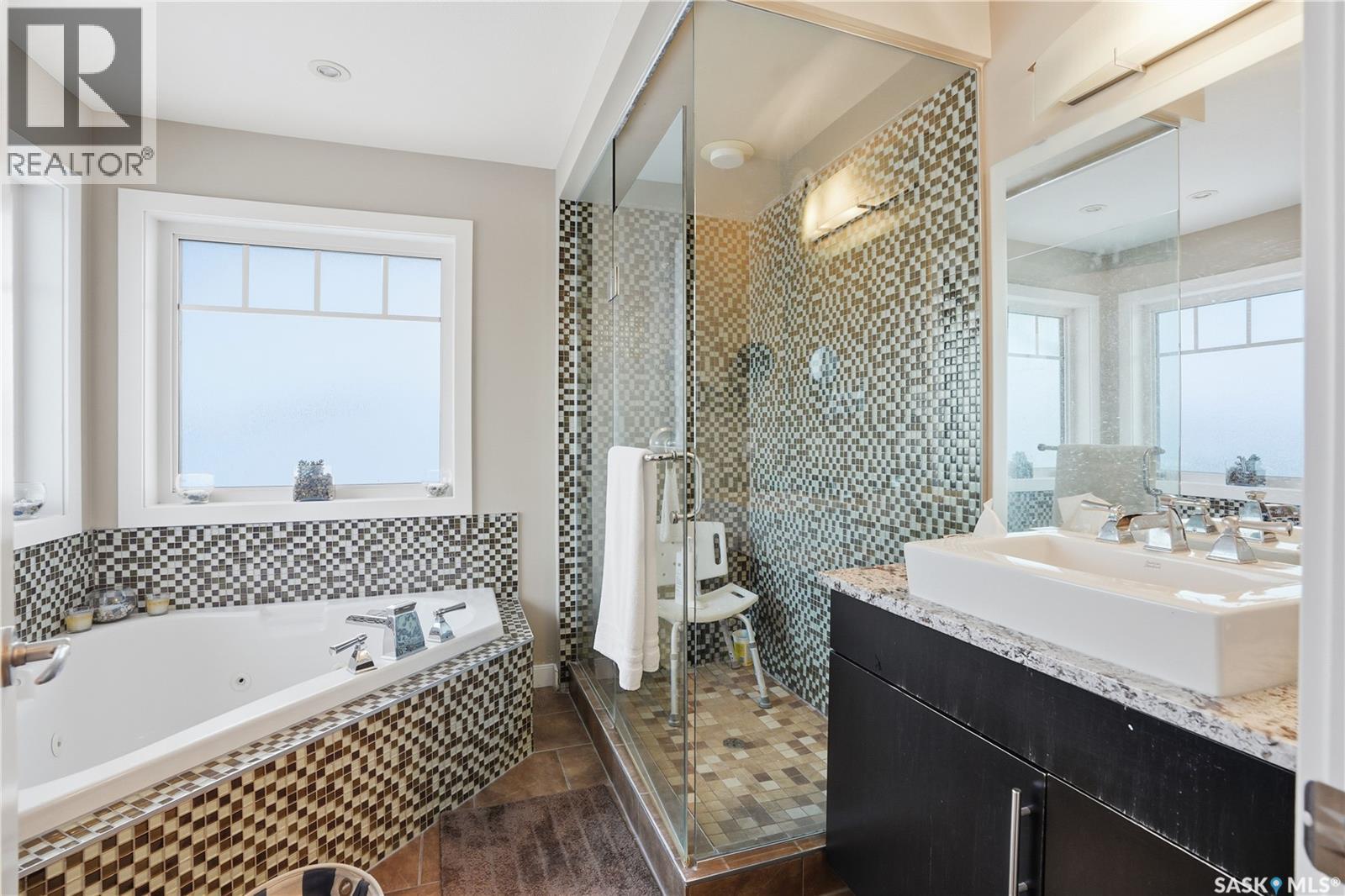 215 BEECHWOOD CRESCENT - 24