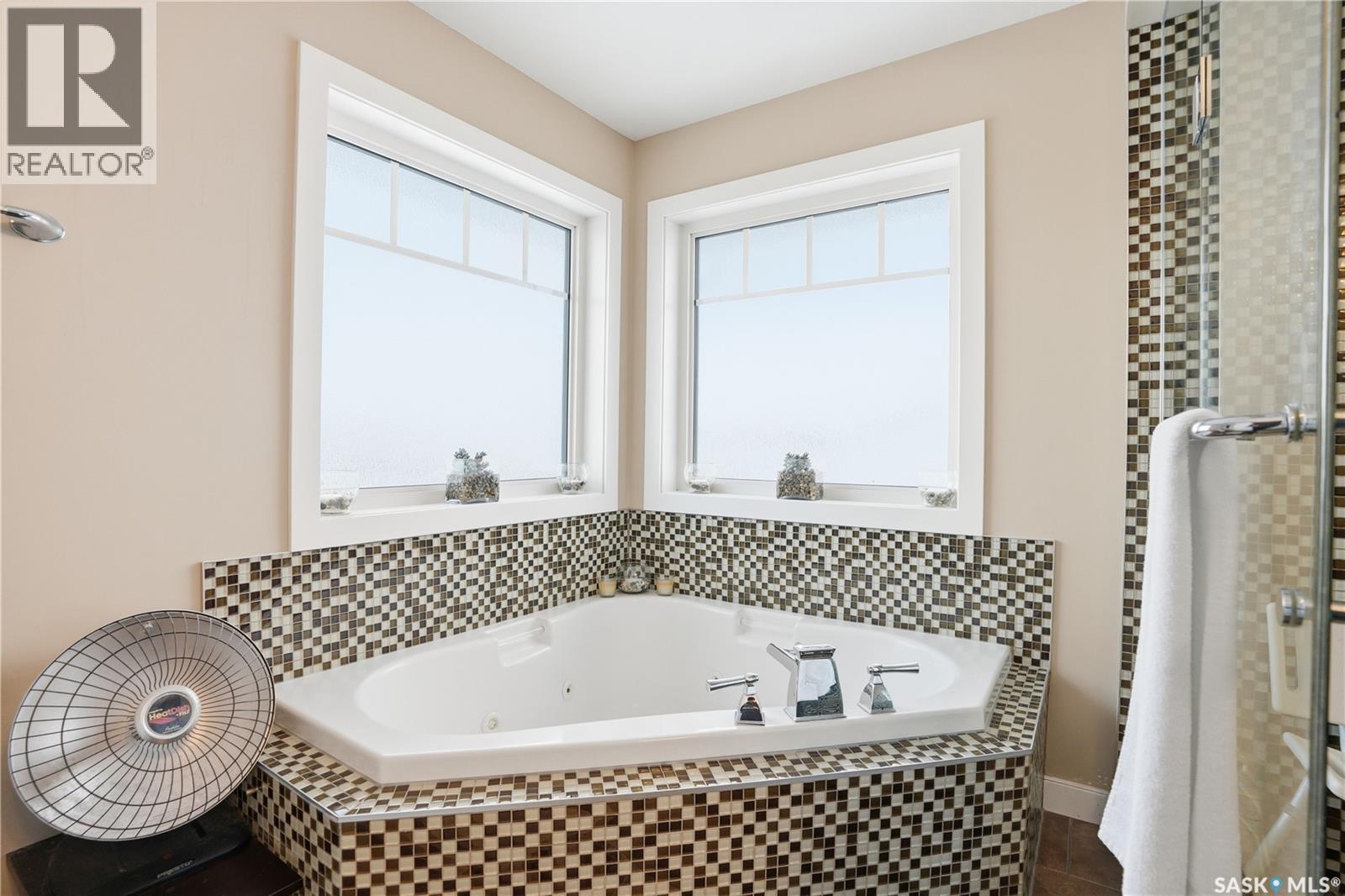 215 BEECHWOOD CRESCENT - 25