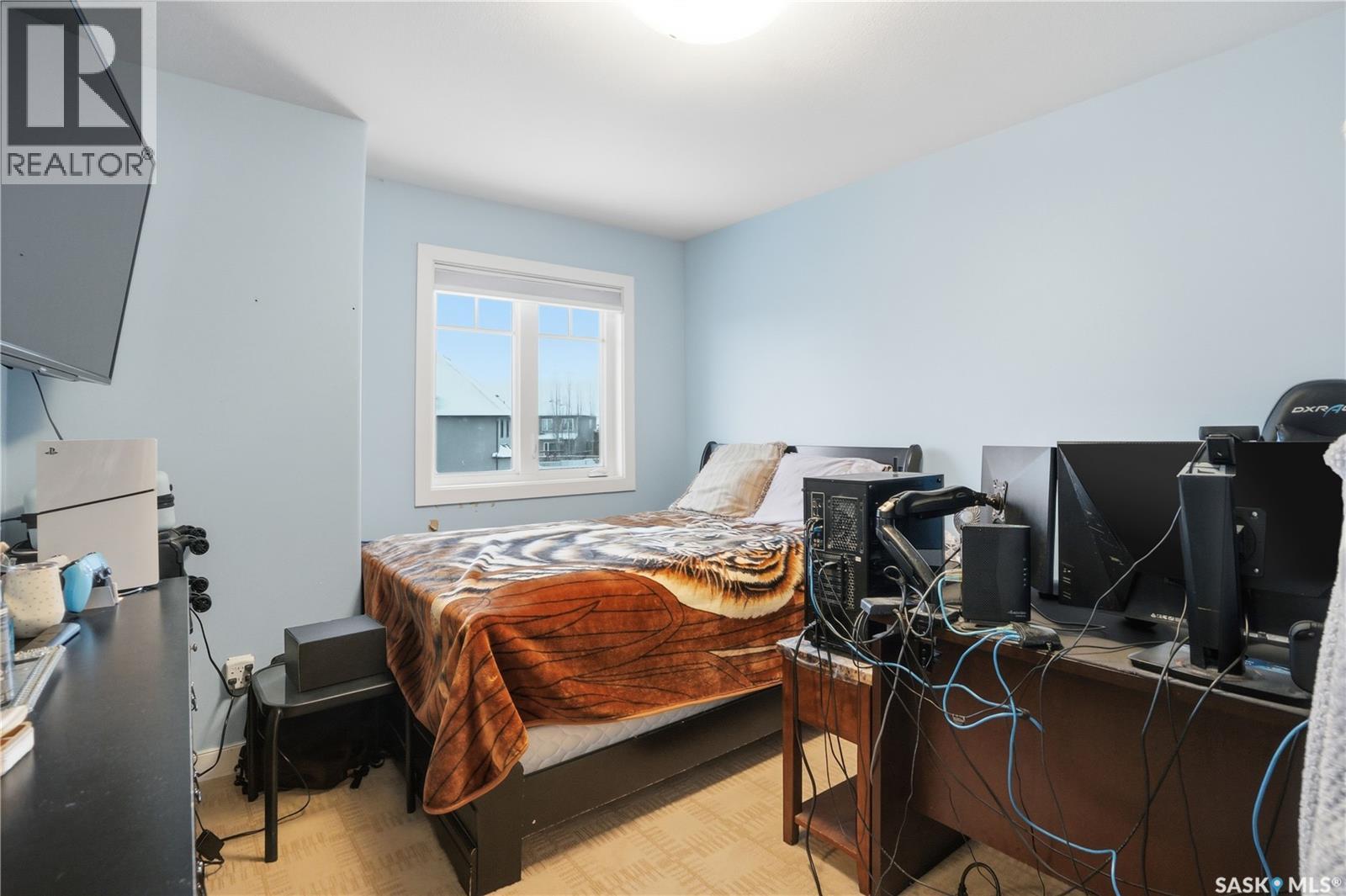 215 BEECHWOOD CRESCENT - 26