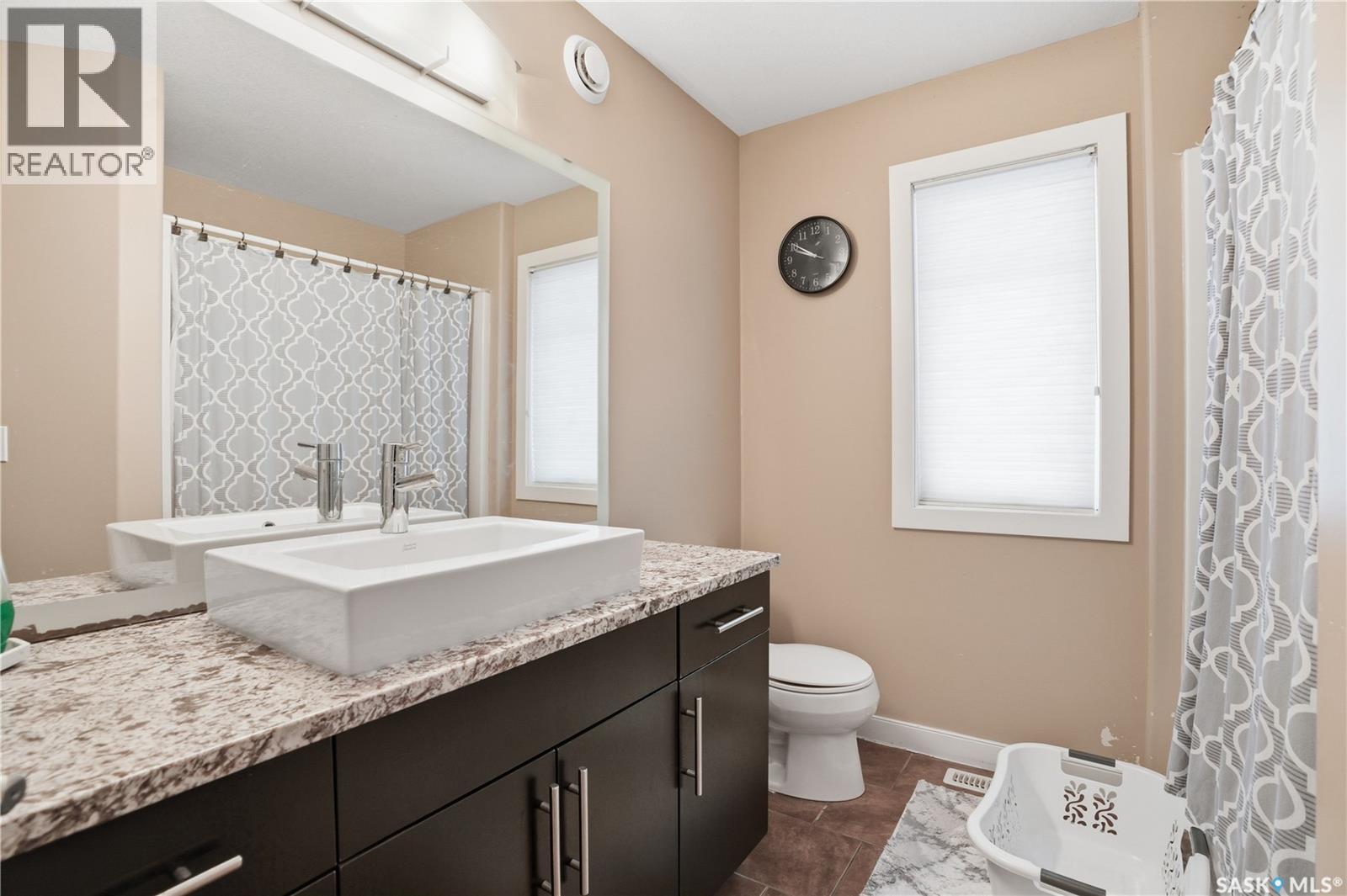 215 BEECHWOOD CRESCENT - 28