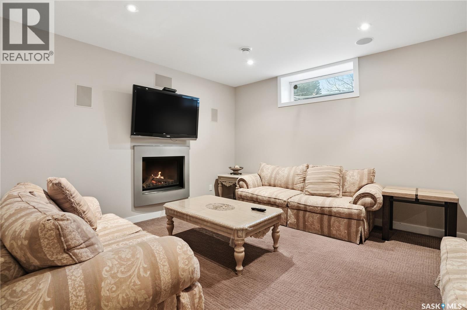 215 BEECHWOOD CRESCENT - 35