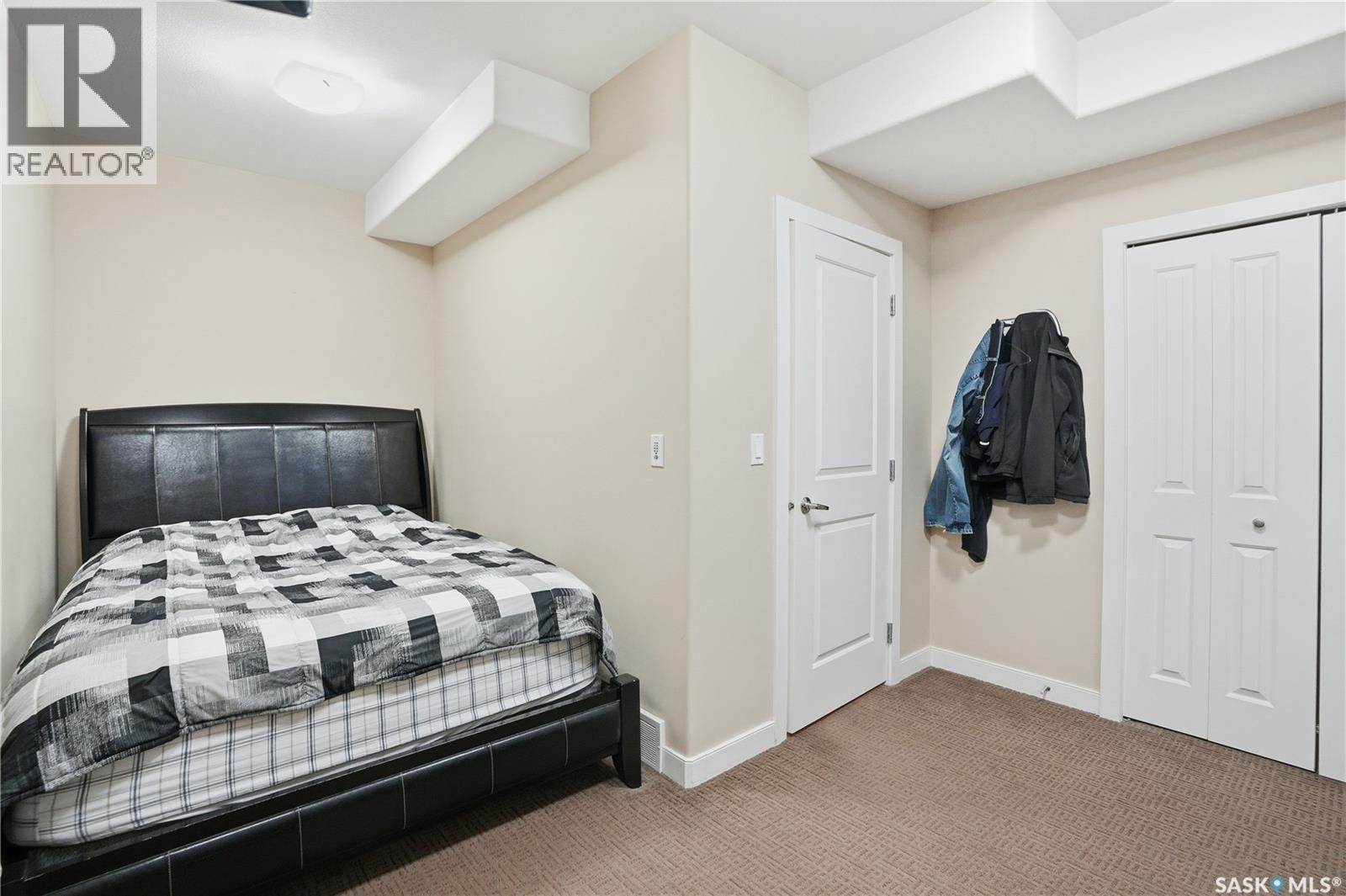 215 BEECHWOOD CRESCENT - 39