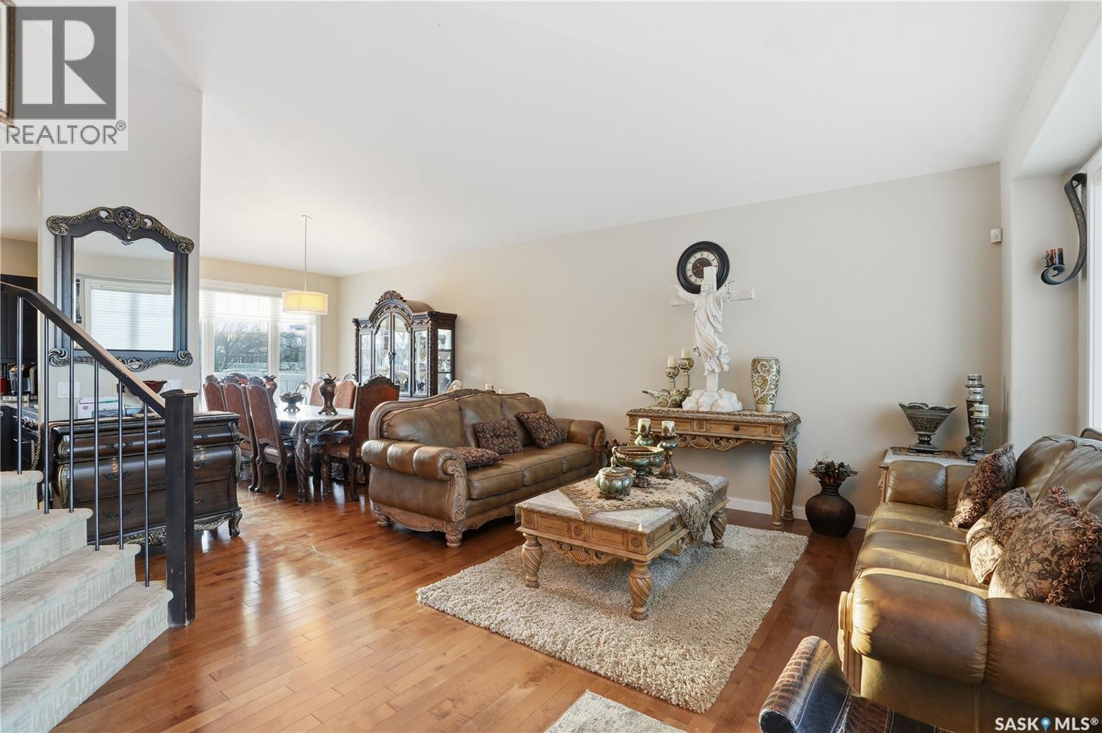 215 BEECHWOOD CRESCENT - 4