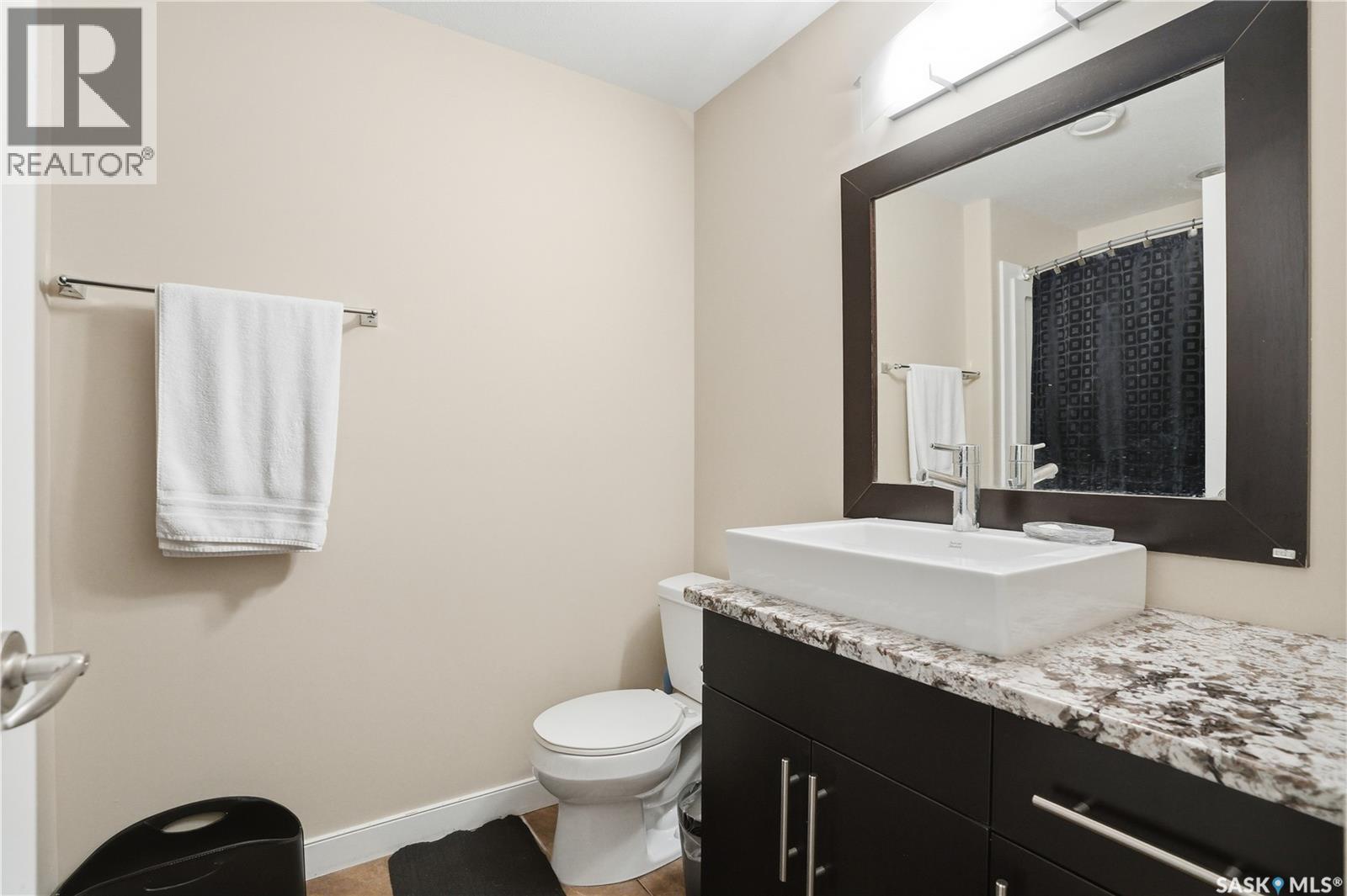 215 BEECHWOOD CRESCENT - 40