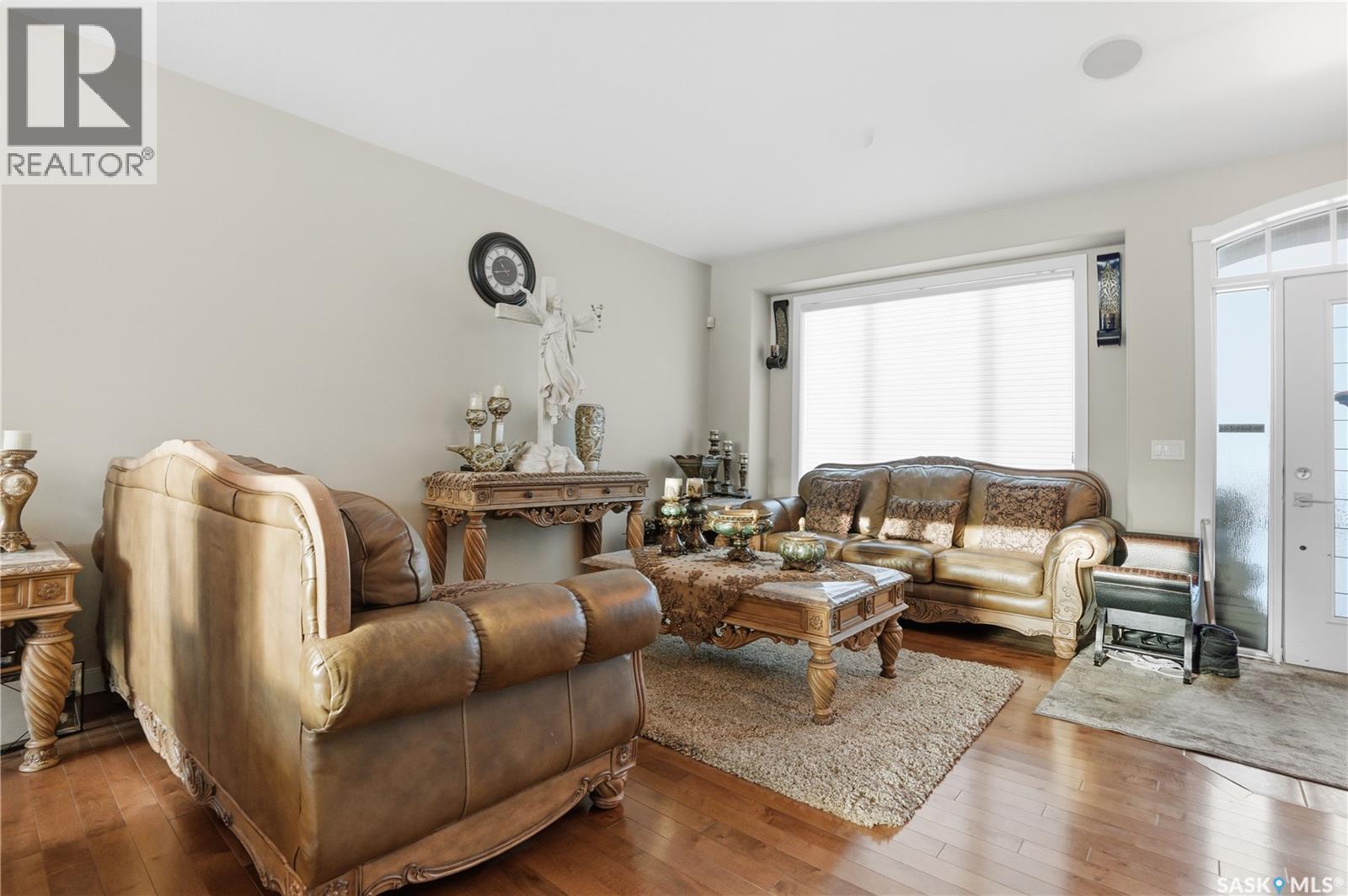 215 BEECHWOOD CRESCENT - 5