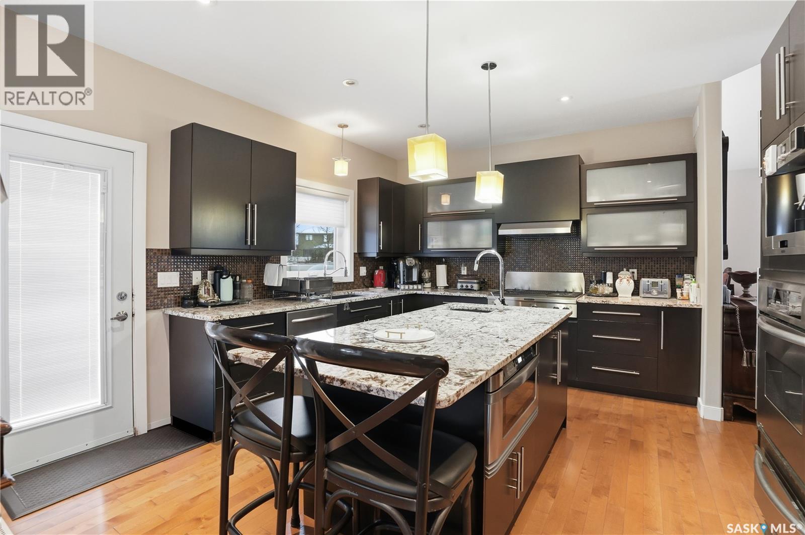 215 BEECHWOOD CRESCENT - 8