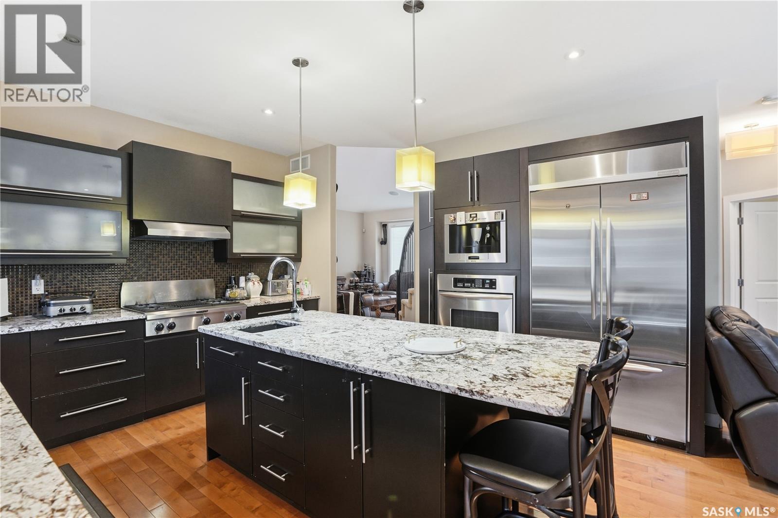215 BEECHWOOD CRESCENT - 9