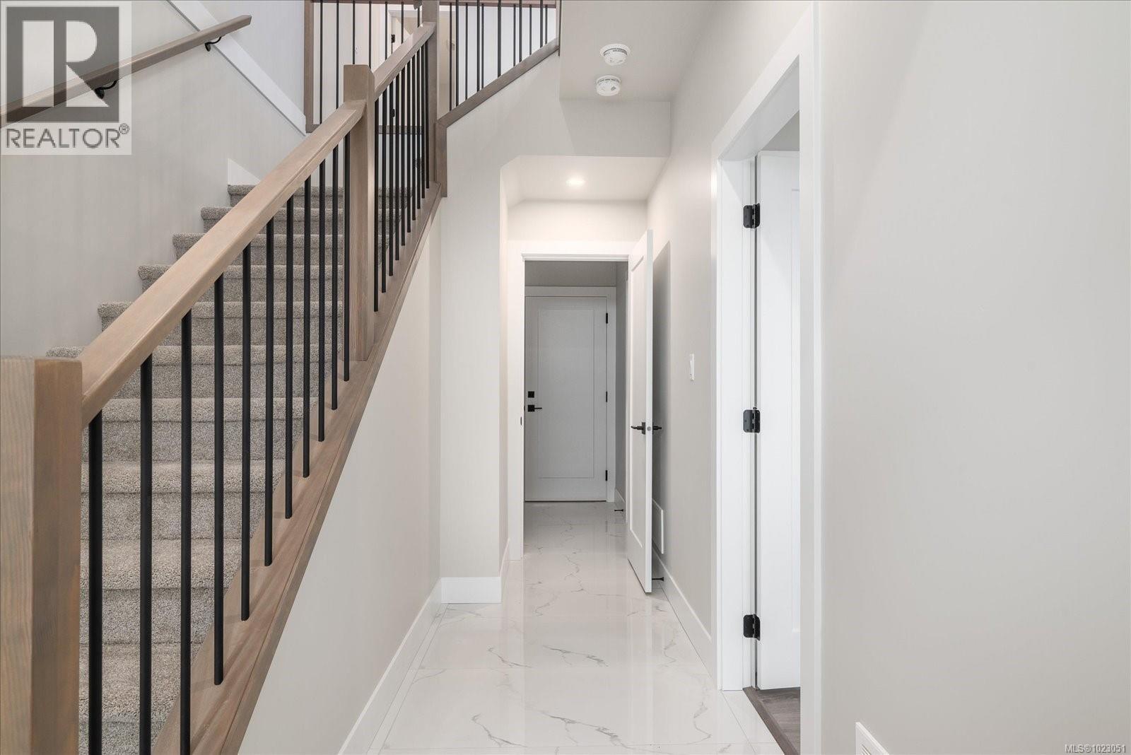 429 Colonia Dr S - 33