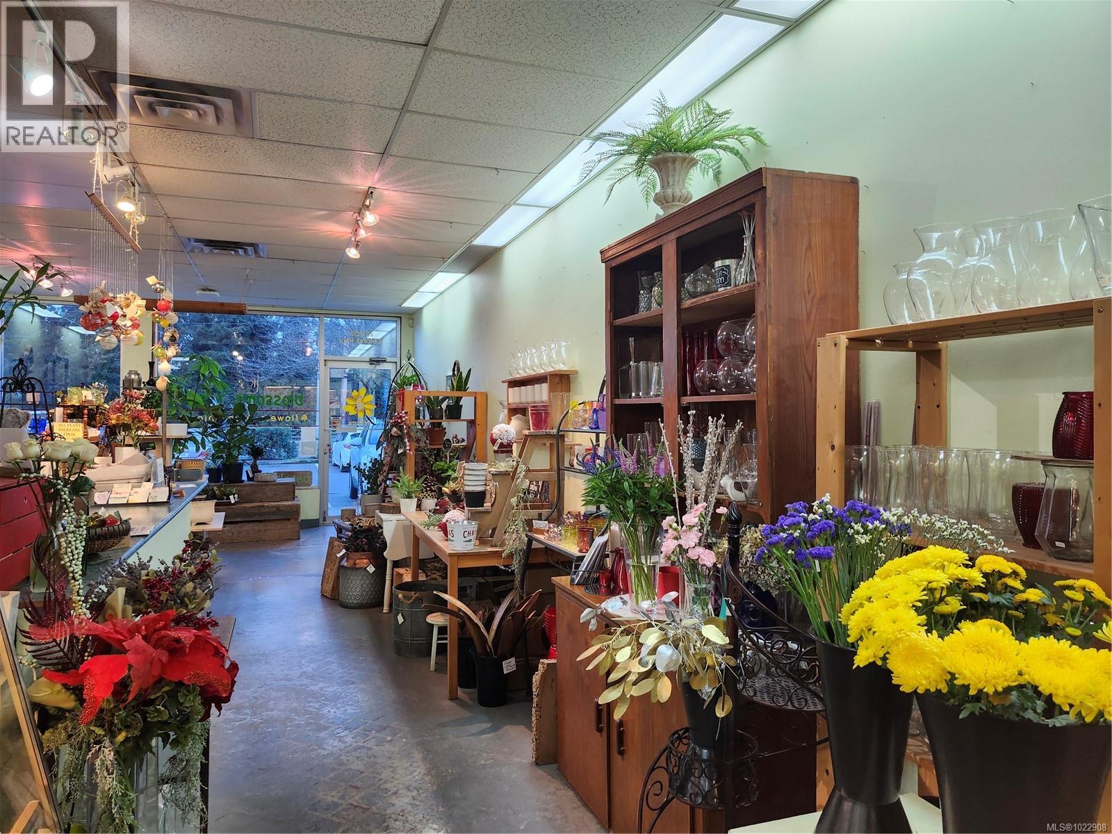 2 102 Island Hwy E, Parksville