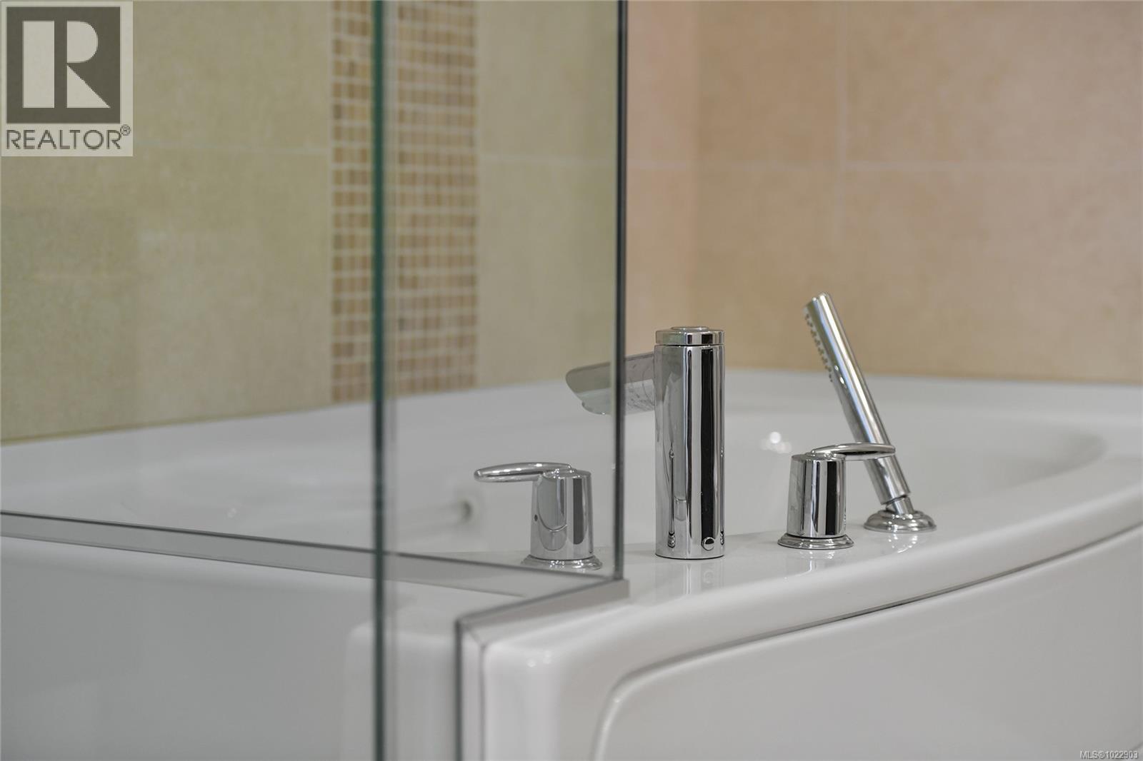 204 379 Tyee Road, Victoria