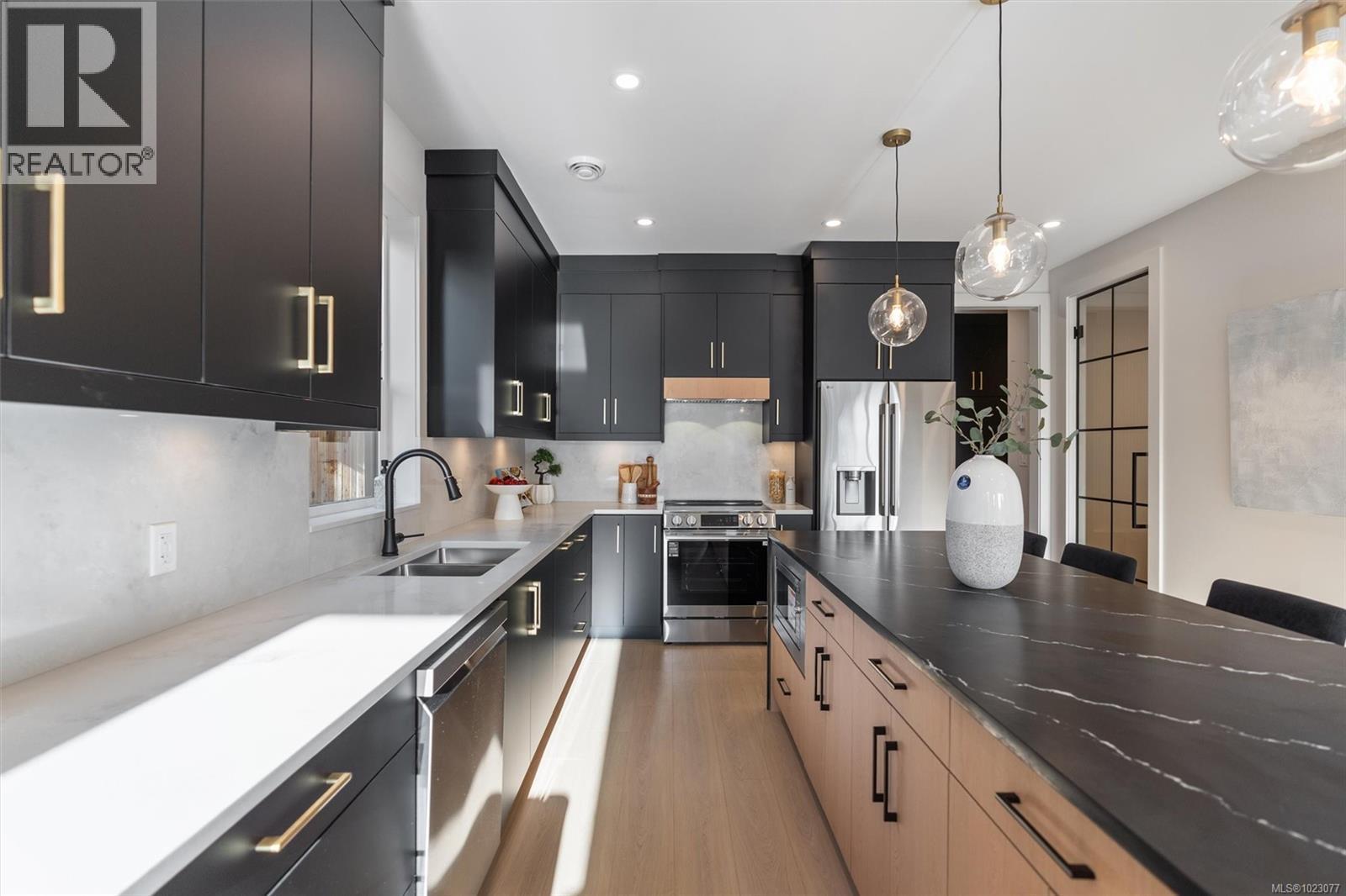 4 588 Whiteside Street, Saanich