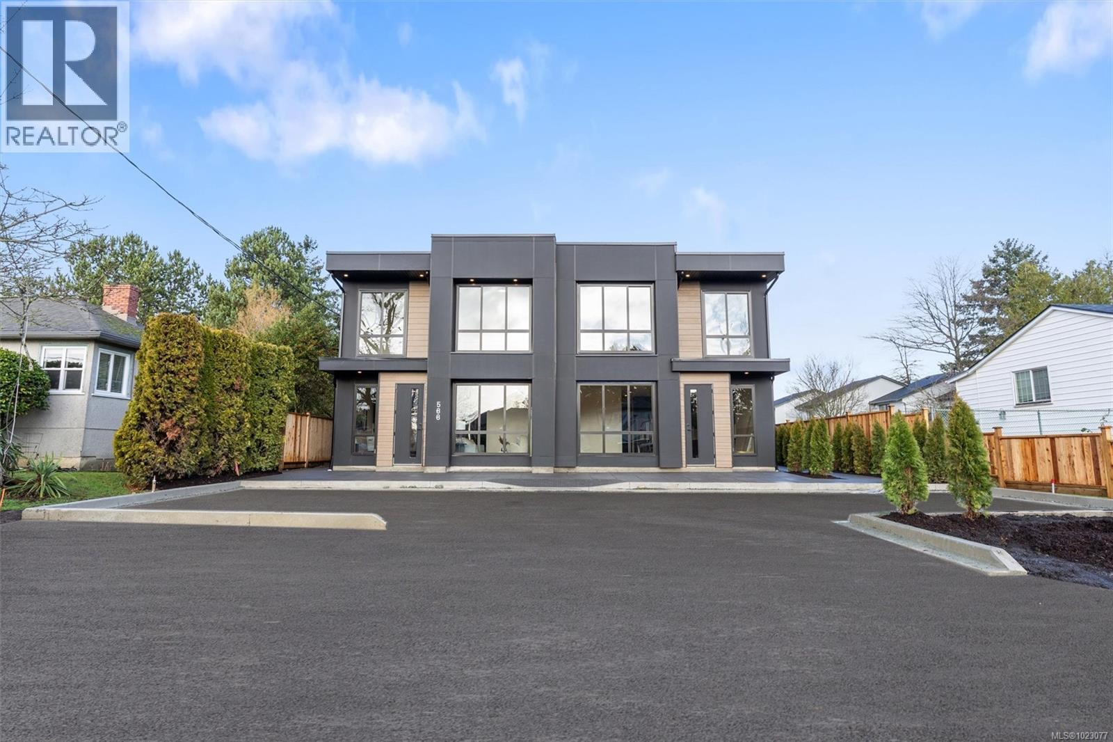 4 588 Whiteside Street, Saanich