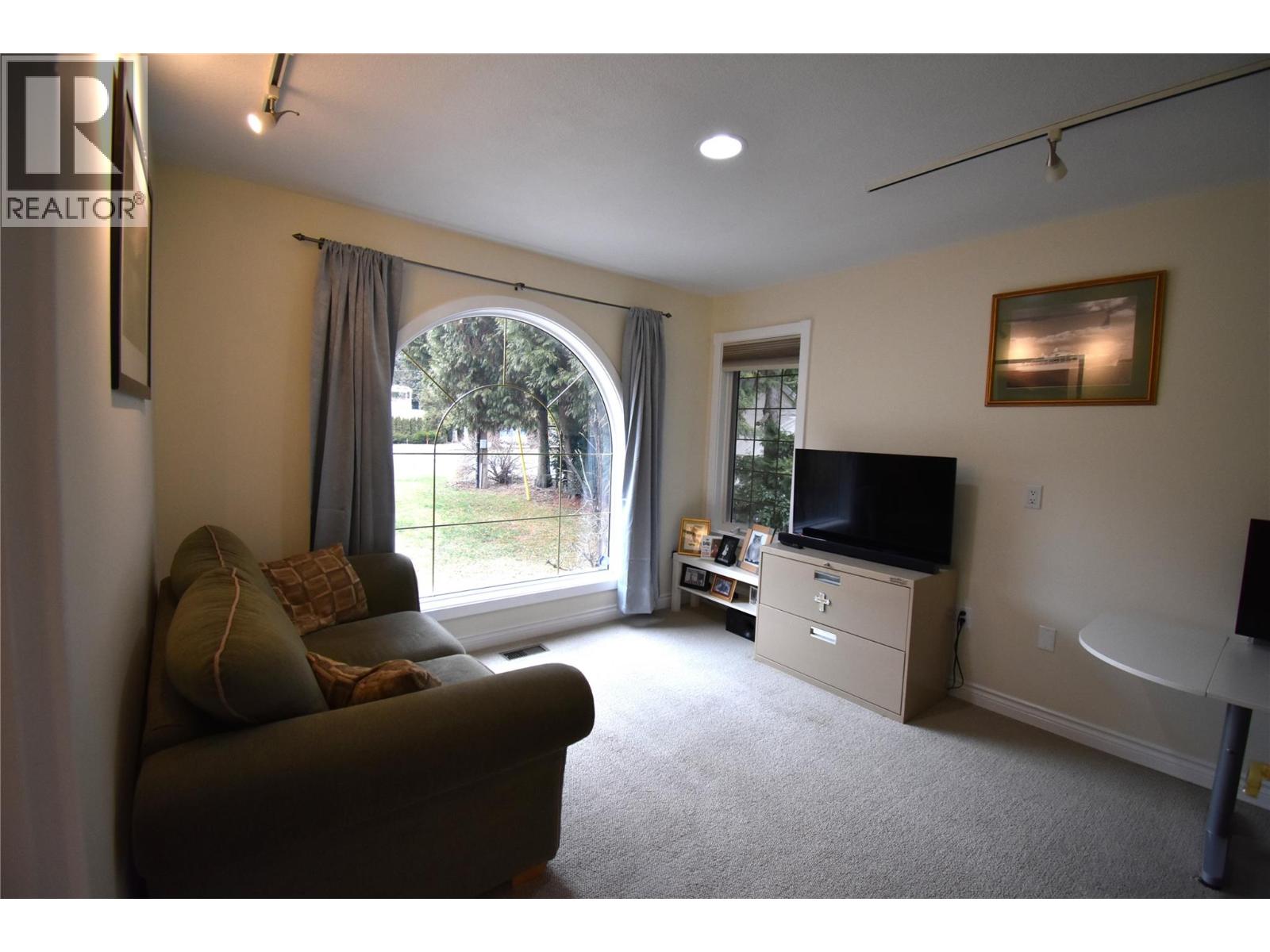 2601 9th Avenue, Castlegar