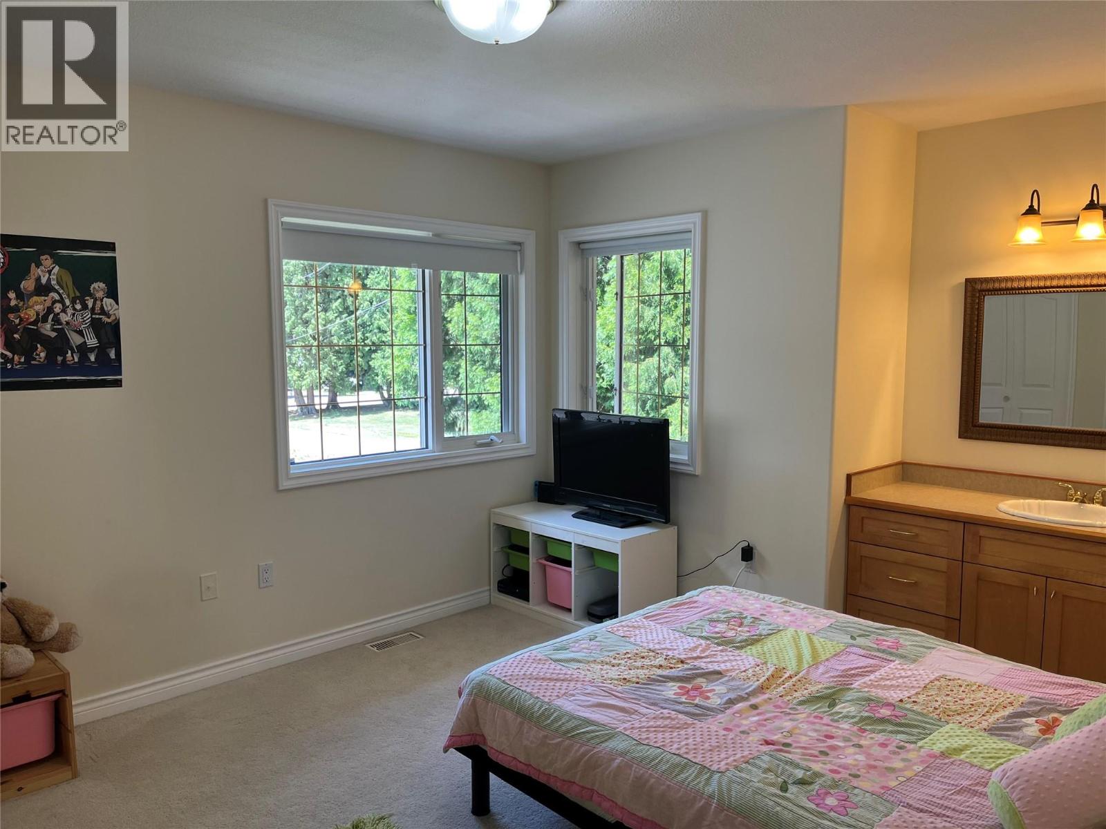 2601 9th Avenue, Castlegar