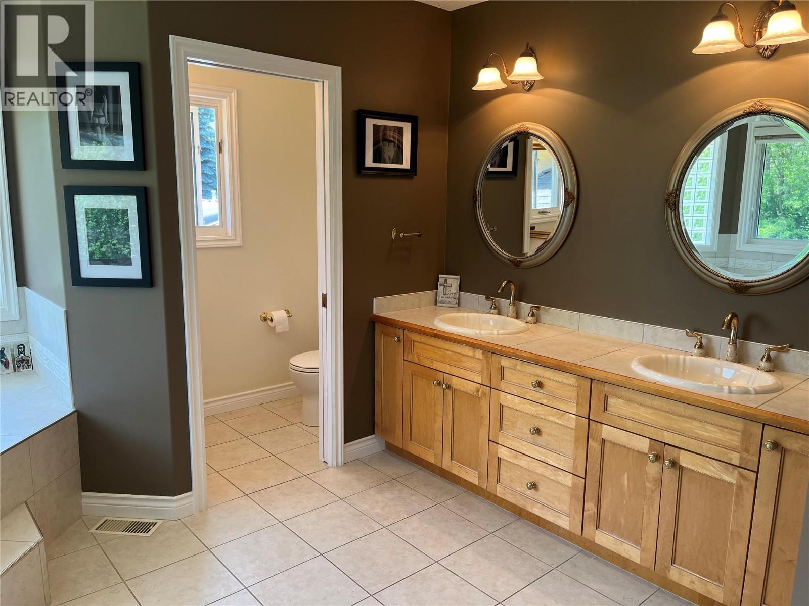 2601 9th Avenue, Castlegar