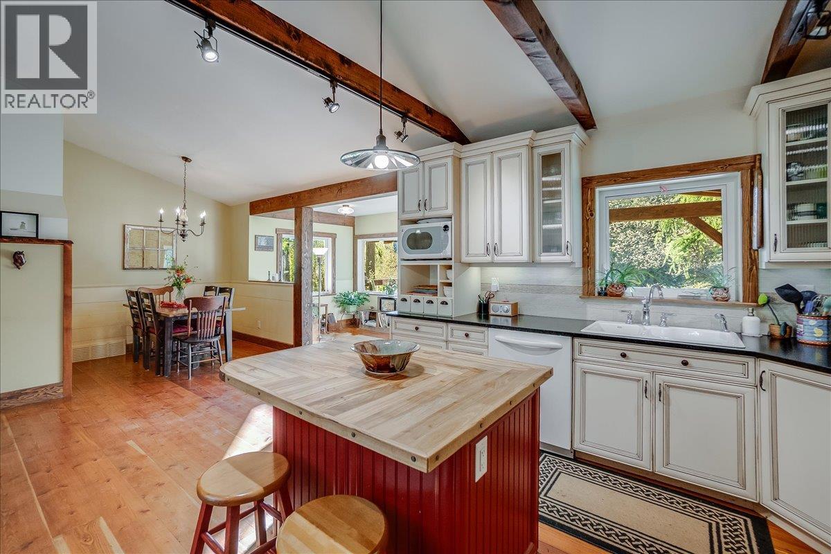 3371 Highway 3B, Fruitvale