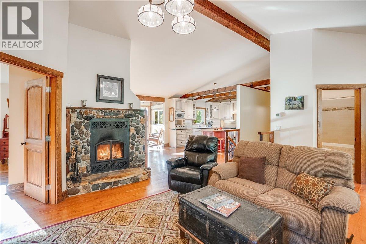 3371 Highway 3B, Fruitvale