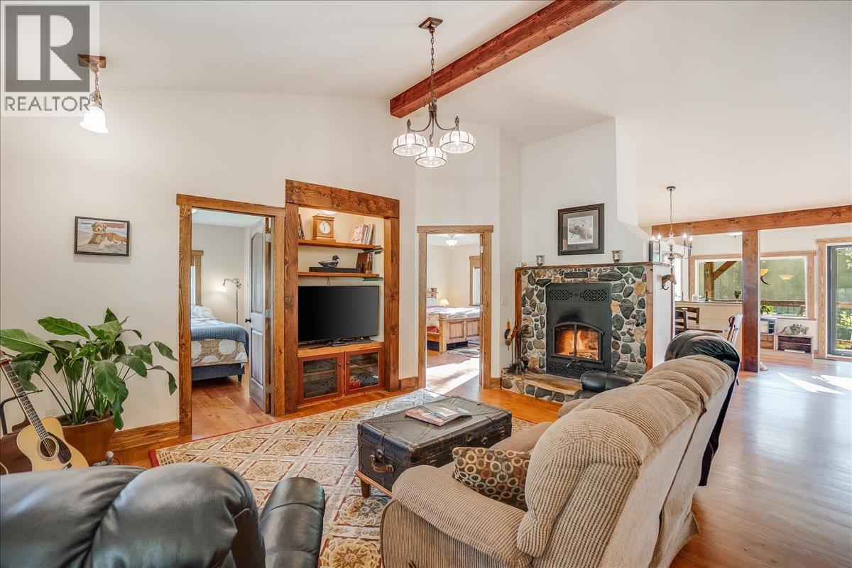 3371 Highway 3B, Fruitvale