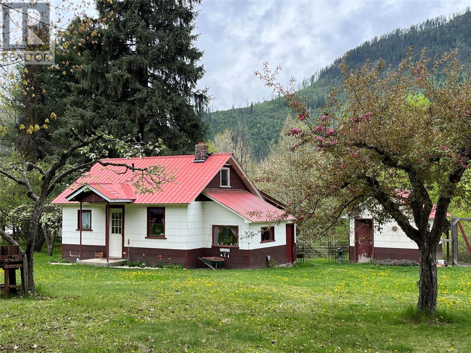 3371 Highway 3B, Fruitvale