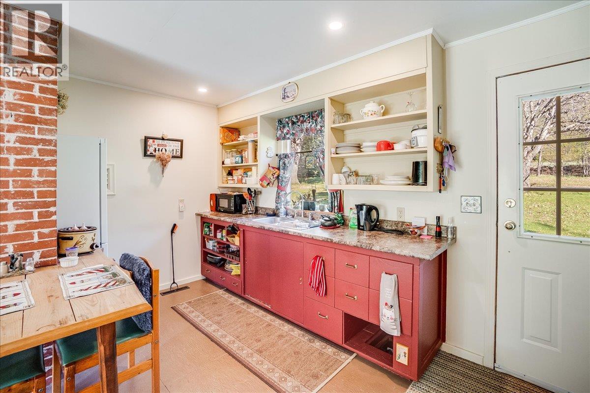 3371 Highway 3B, Fruitvale