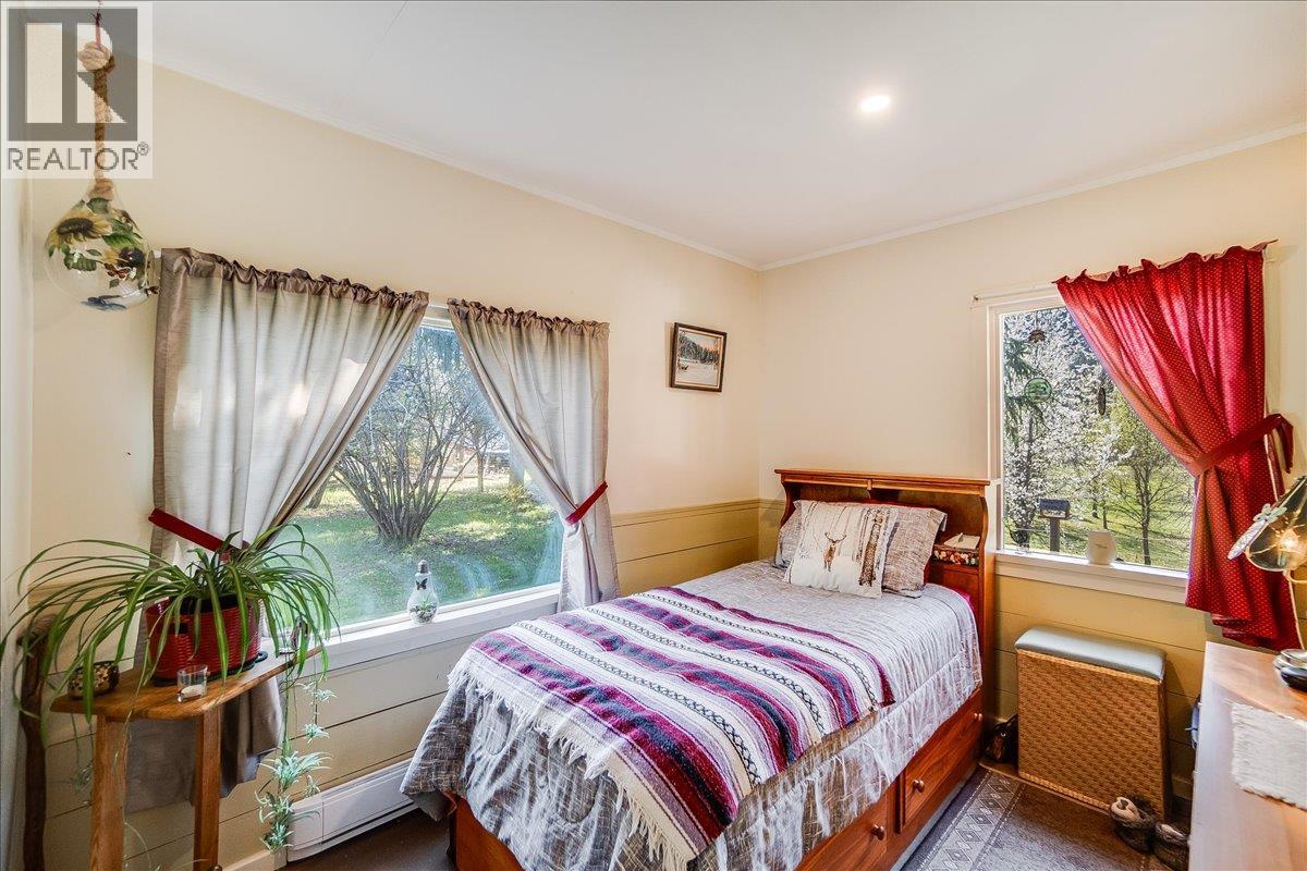 3371 Highway 3B, Fruitvale