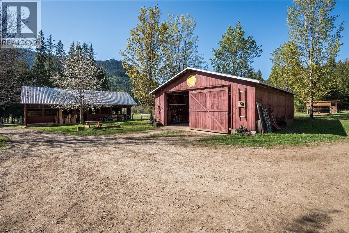 3371 Highway 3B, Fruitvale