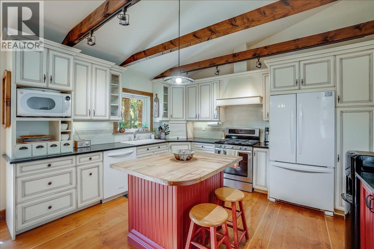 3371 Highway 3B, Fruitvale