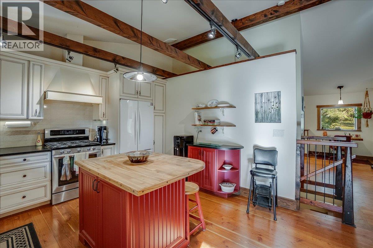 3371 Highway 3B, Fruitvale