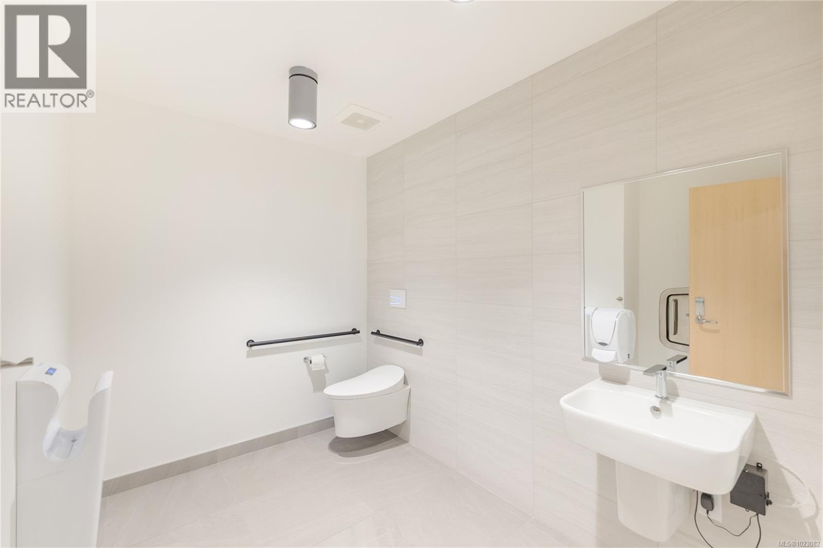 1006 2000 Hannington Road, Langford