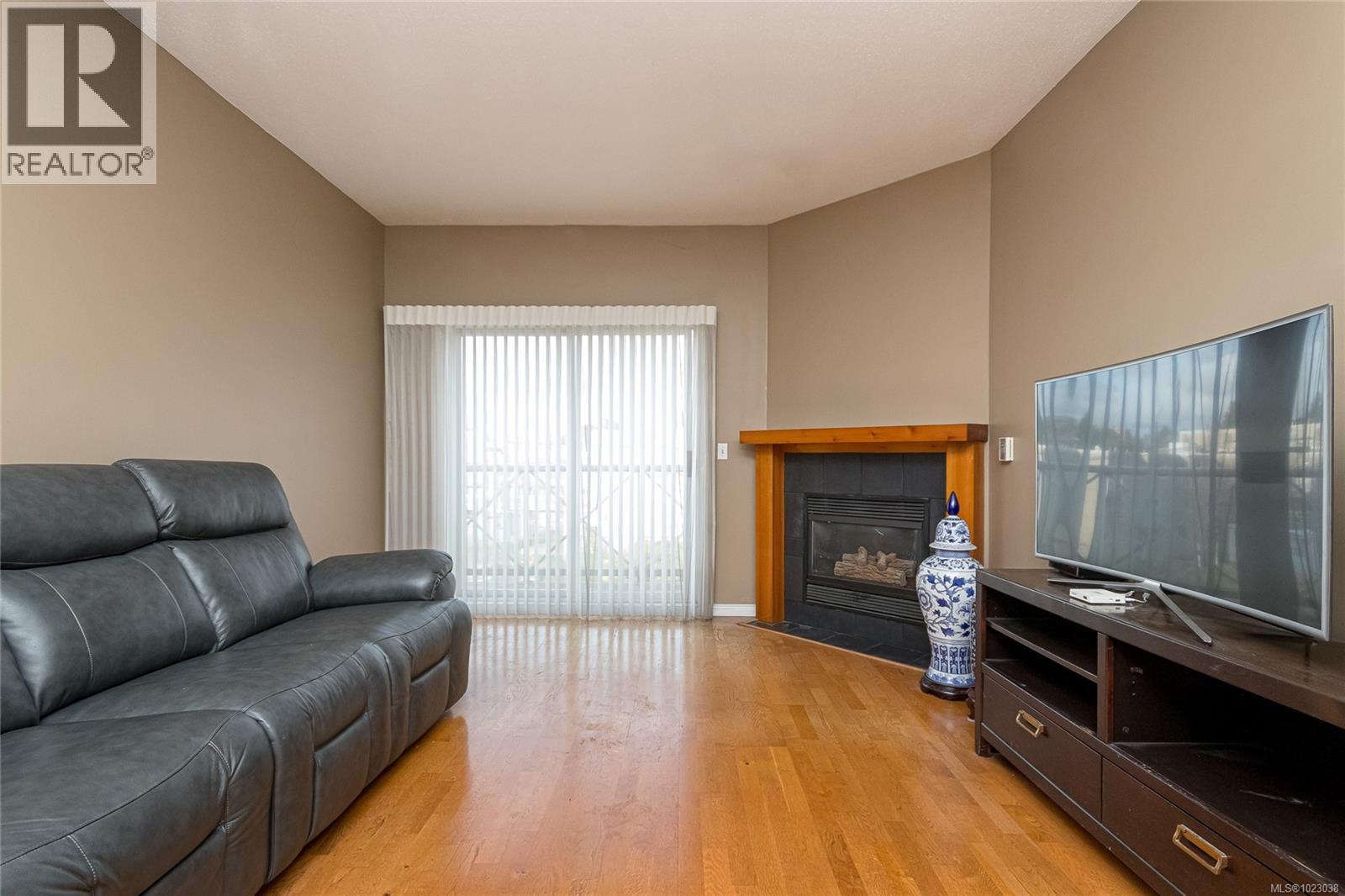 #PH 10 1371 HILLSIDE AVE - 8