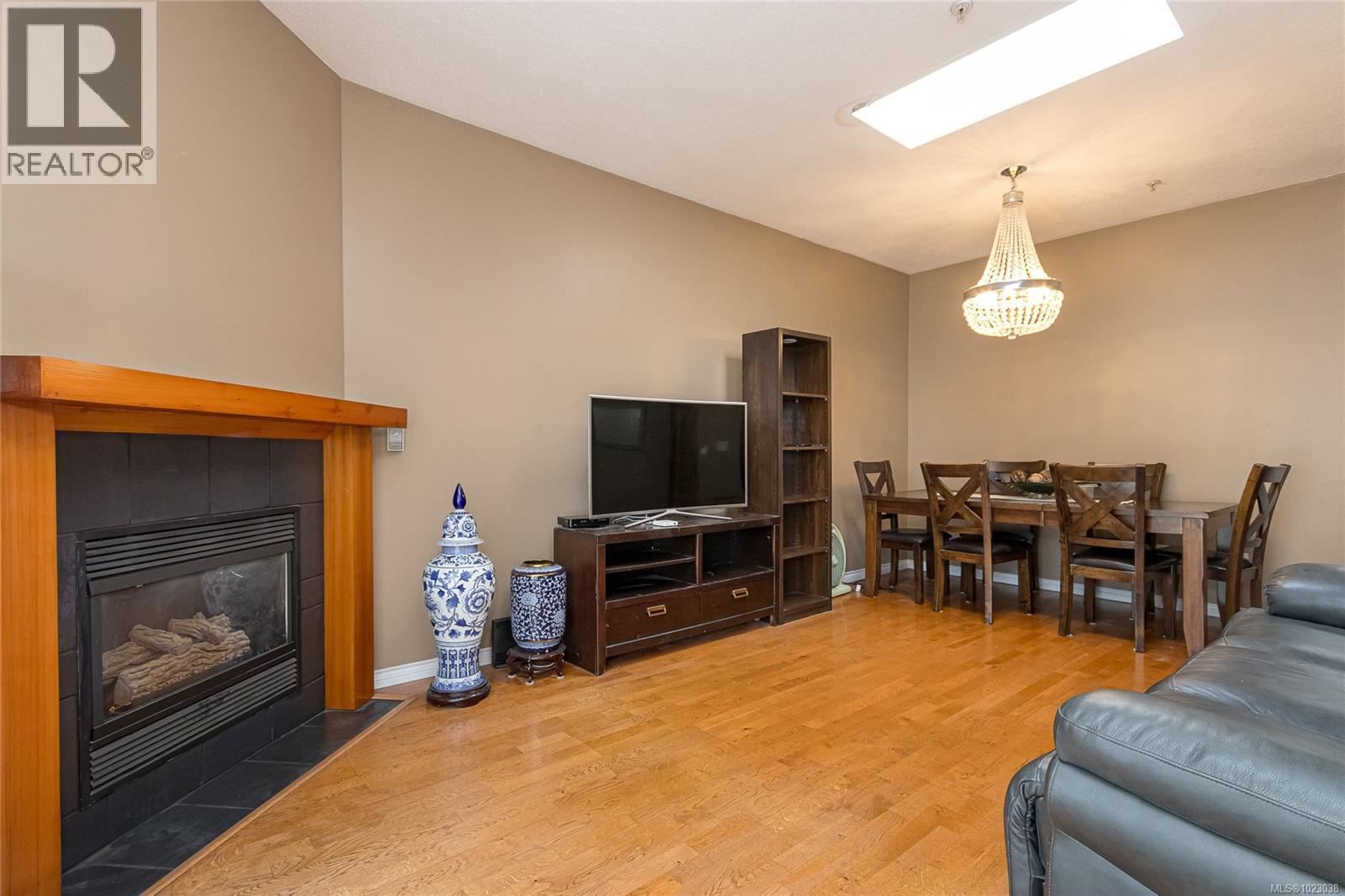 #PH 10 1371 HILLSIDE AVE - 9