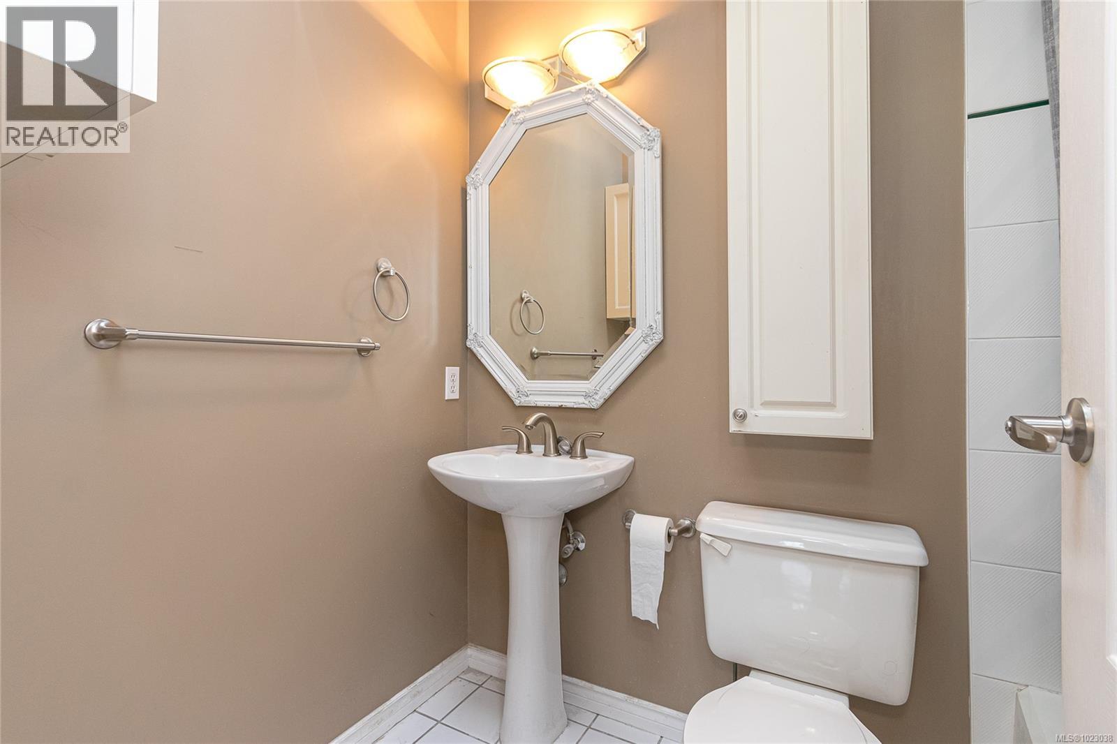 #PH 10 1371 HILLSIDE AVE - 18