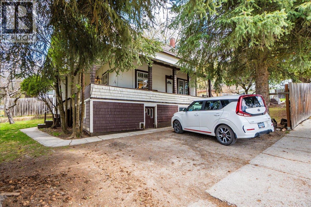 404 Houston Street - Photo 3 of 39, Nelson, British Columbia