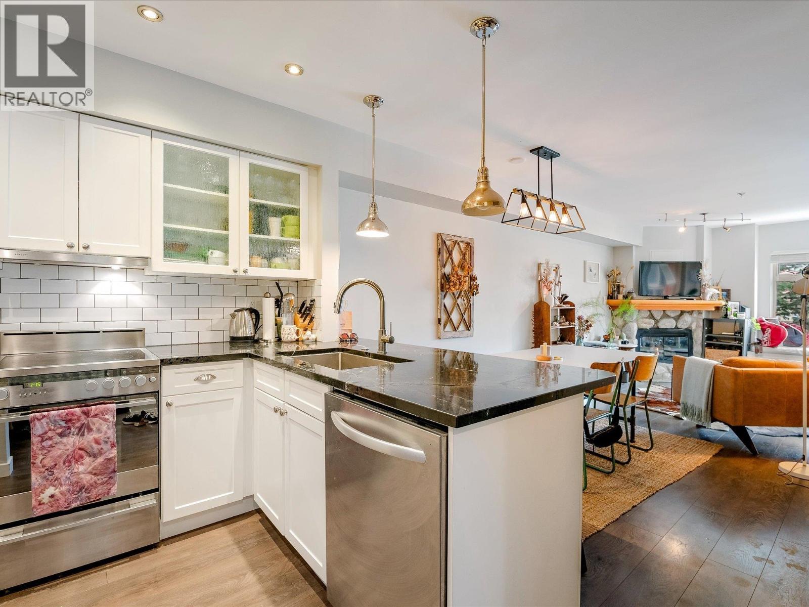 211 2050 LAKE PLACID ROAD, Whistler