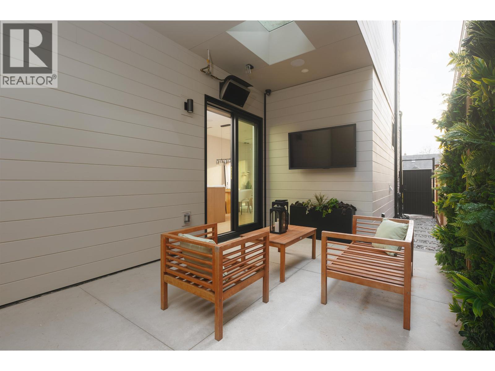 1 2637 W 12TH AVENUE, Vancouver