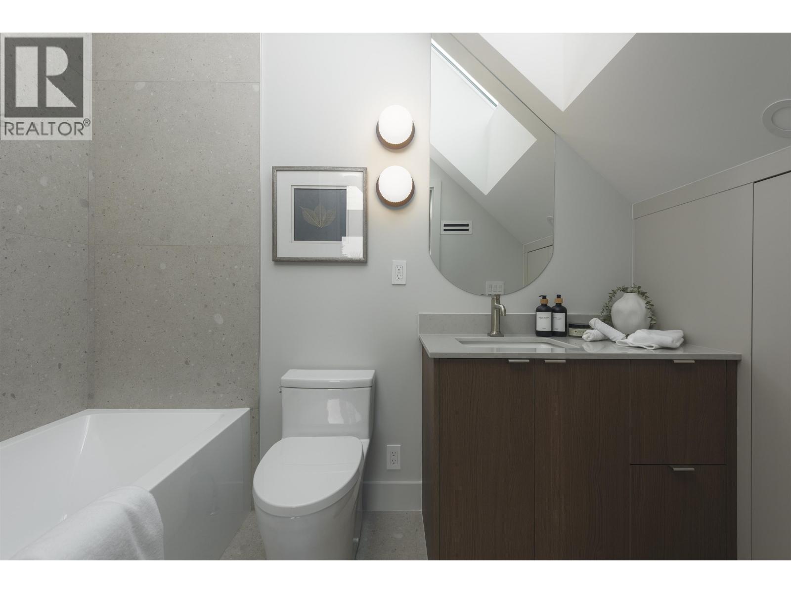 1 2637 W 12TH AVENUE, Vancouver